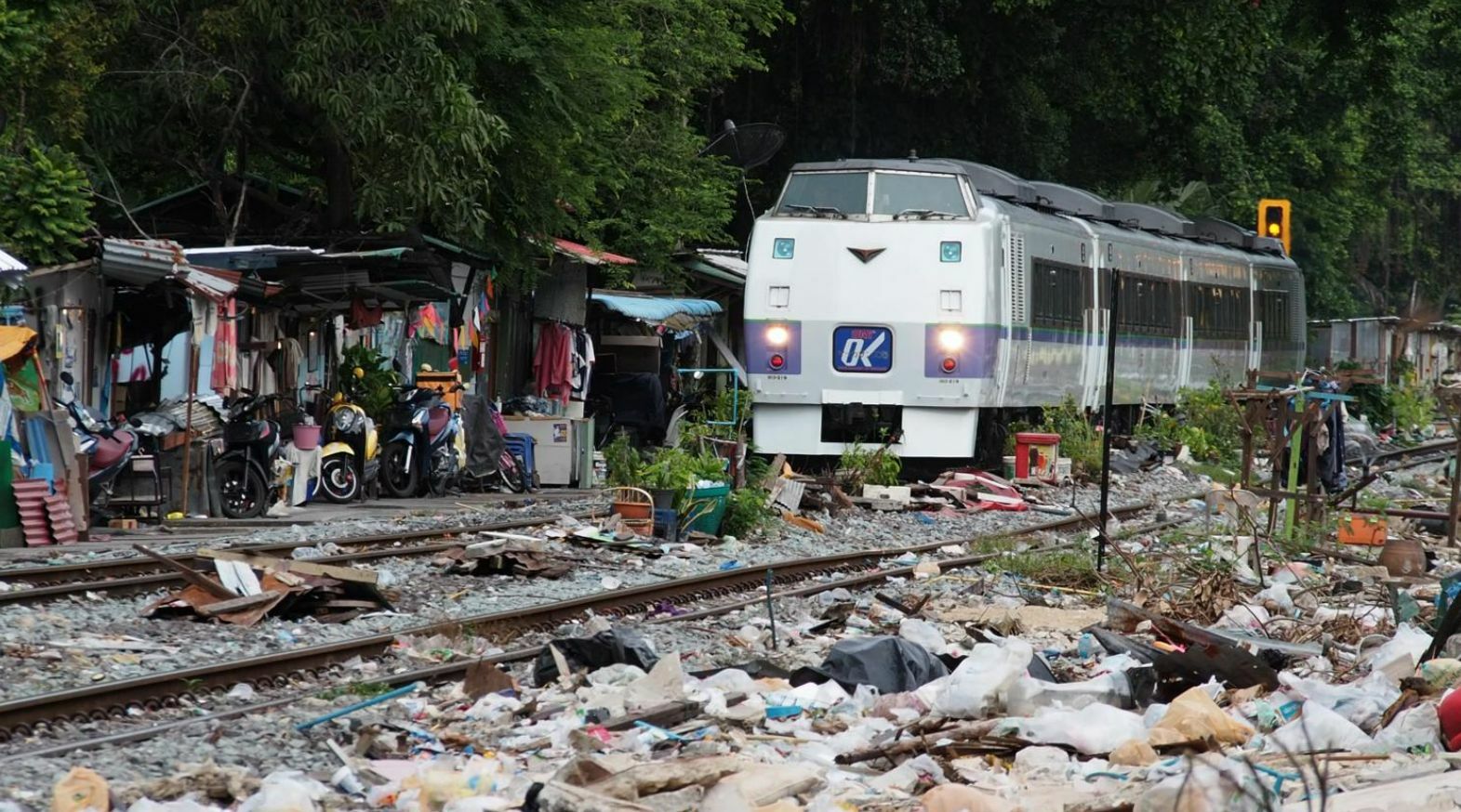 Bangkok cleanup: State railway clear rubbish on future elevated train line site