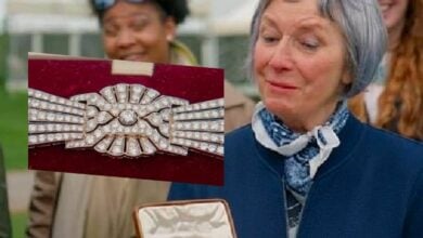 Art Deco hairclip shocks owner with 880,000 baht valuation on Antiques Roadshow