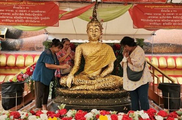 Bangkok vendor pays tribute to revered monk after selling land for 2 million baht