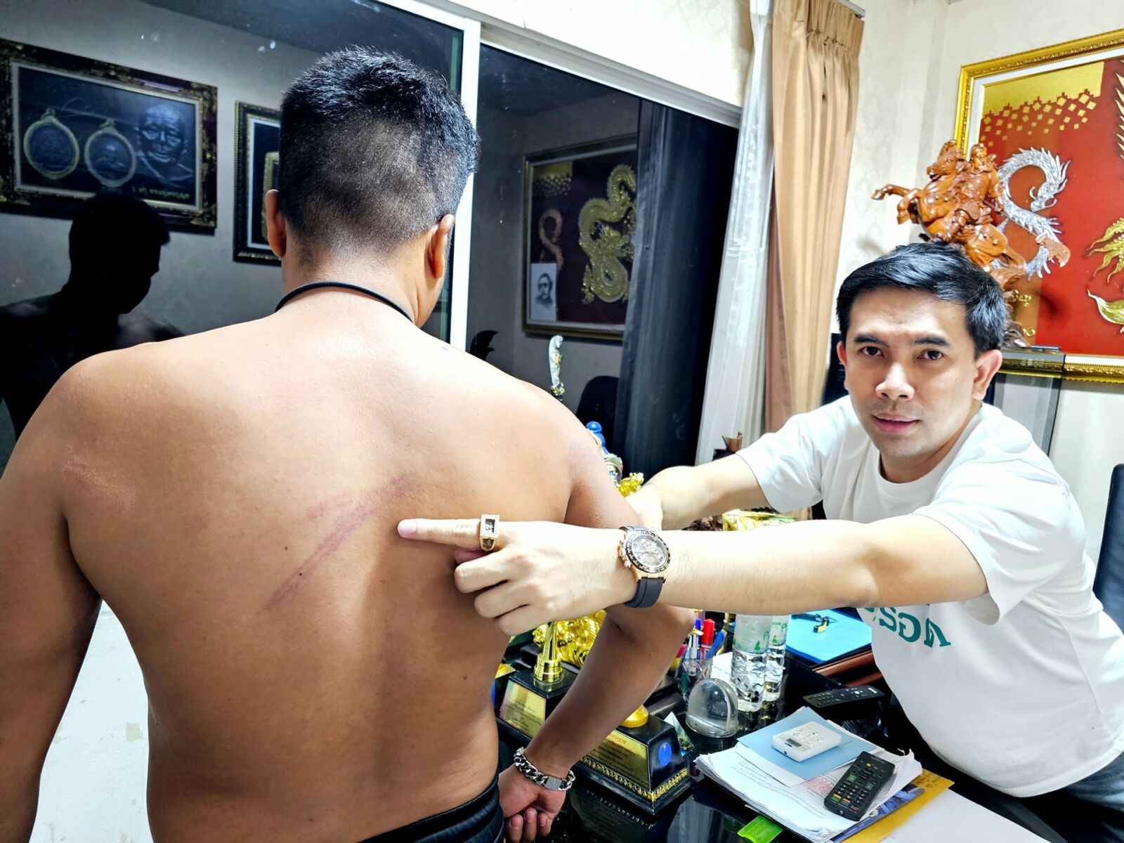 Tre Burmesiska M n Anklagar Poliser F r Att Ha Utpressat 100 000 Baht