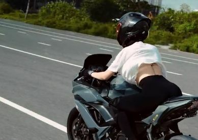 Vietnamese model Ngoc Trinh’s motorcycle stunt sparks safety concerns on social media (video)