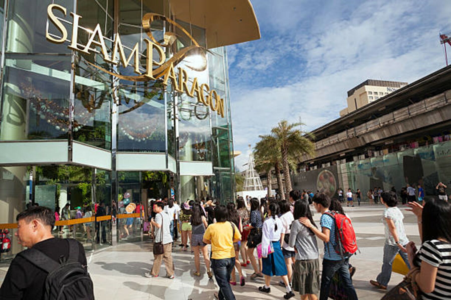 Chinese Tourists Queue in Front of Louis Vuitton, Bangkok, Thailand  Editorial Photography - Image of culture, asia: 134456837