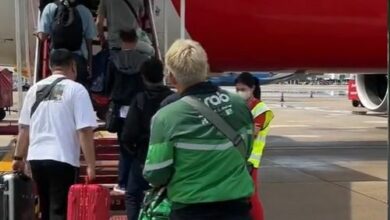Thai delivery rider jets to Singapore for chicken rice order (video)