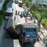 Major sinkhole swallows lorry causing traffic chaos on Sukhumvit Road, Bangkok | Thaiger