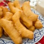 Thai snack Pa Tong Go in charcoal colour struggles in market | Thaiger