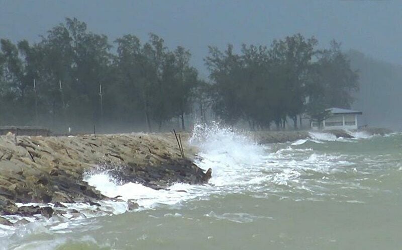 Rising waves and heavy rain batter Thailand’s south east coast