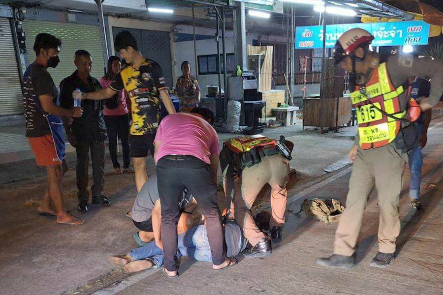 Mentally ill Thai man stabs woman on bus in Isaan (video)