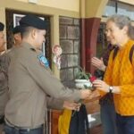 Roses from the Tourist Police on Valentine&#8217;s Day in Lopburi | Thaiger