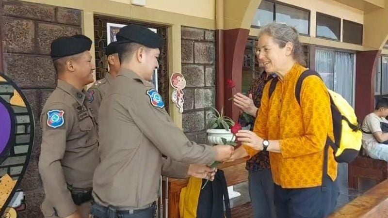 Roses from the Tourist Police on Valentine’s Day in Lopburi