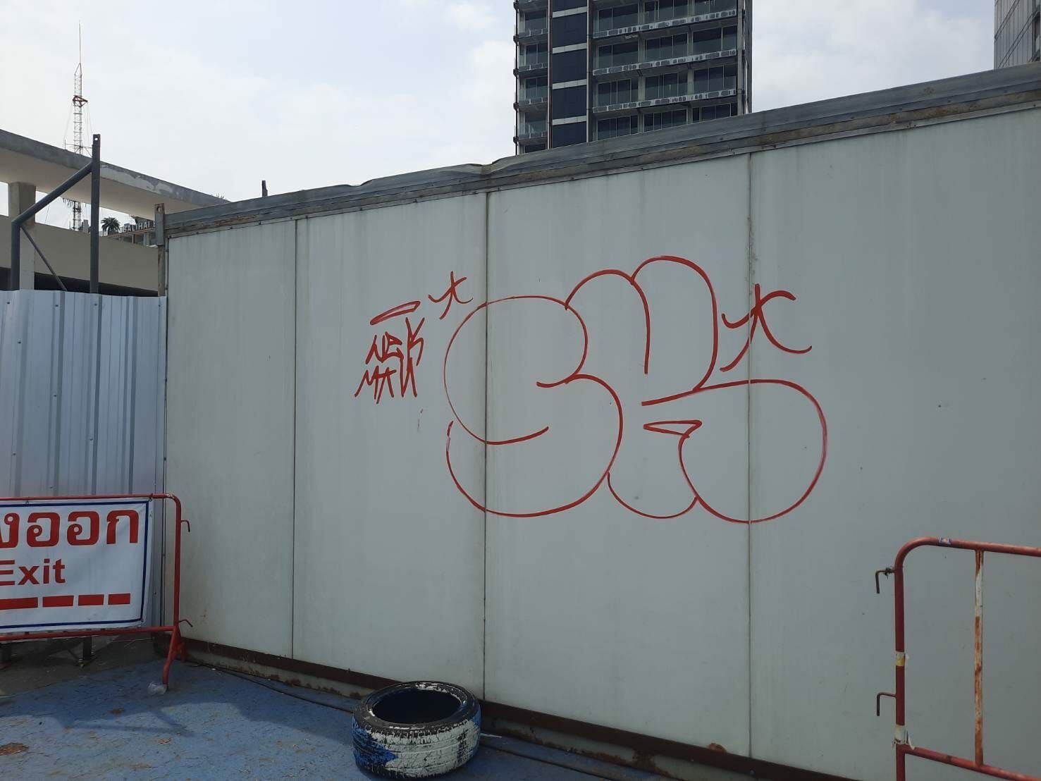 Pattaya mayor takes personal action against increasing graffiti vandalism | News by Thaiger