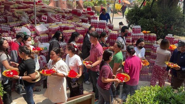 Online prayer nets over 100,000 baht windfall and 200 Thai treats offered in thanks