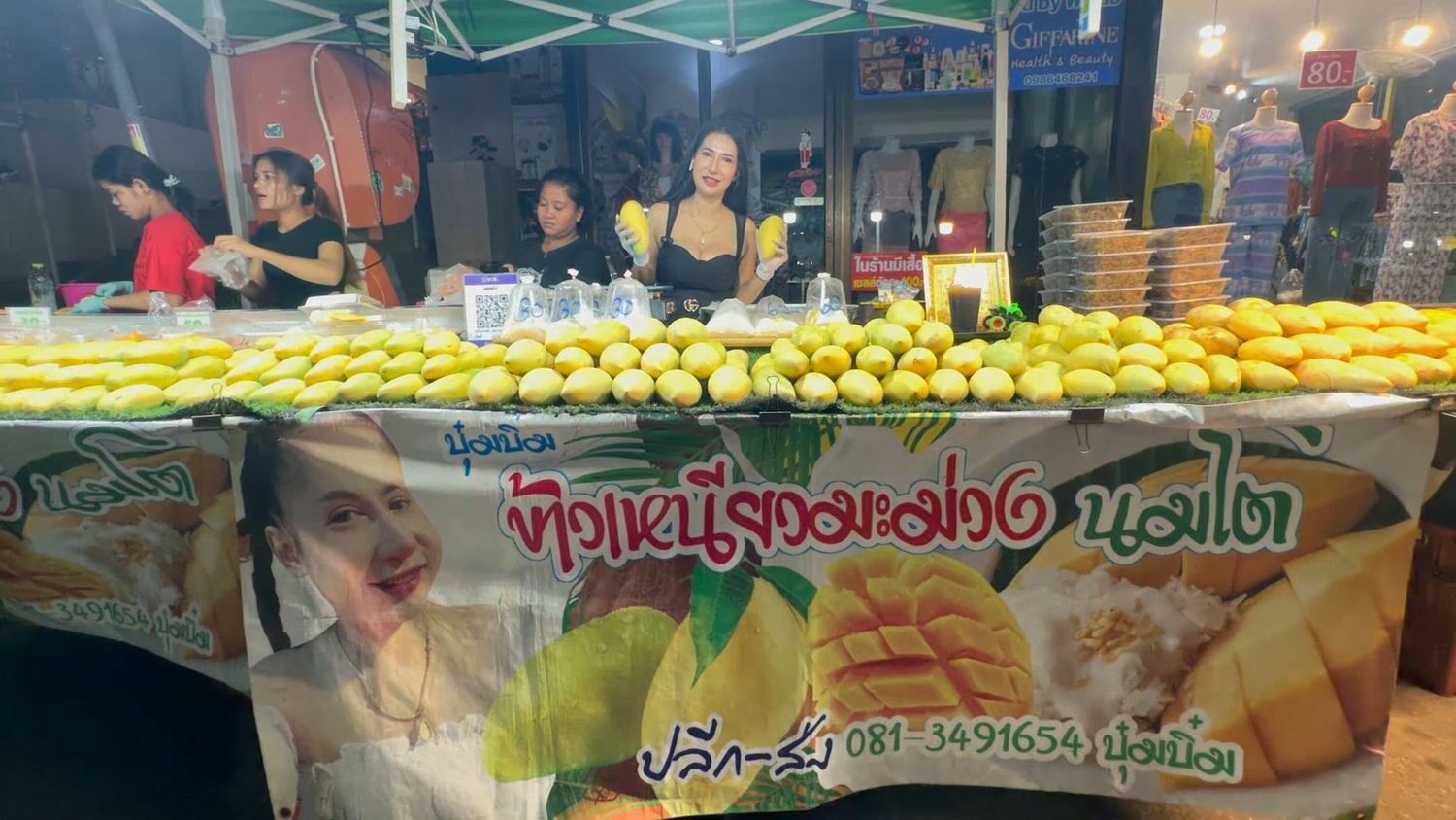 Big boobed Thai woman's mango sticky rice stall a hit in Mae Klong | News by Thaiger