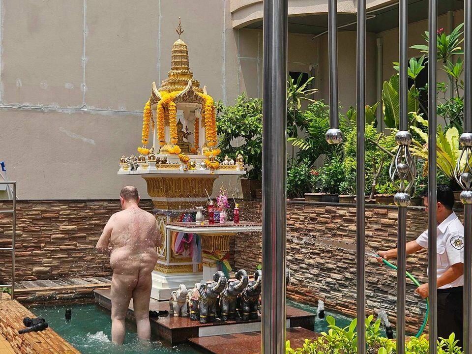 Fat farang strips naked and poops in Bangkok shrine (video) | News by Thaiger