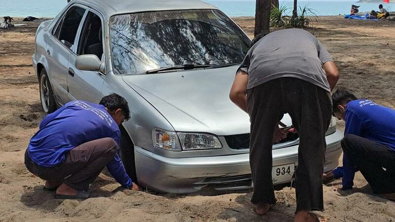 German tourist fined 1,000 baht for parking SUV on Phuket Beach | News by Thaiger