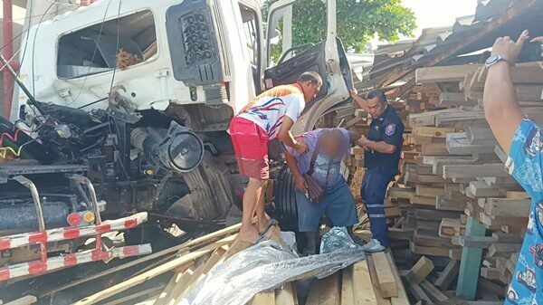 Truck driver dozes off, killing two and injuring five in Chon Buri