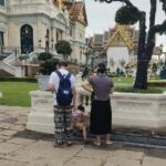 Outrage as Chinese tourists let child urinate near sacred Thai site | Thaiger