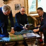 Thai PM introduces indigo fabric to top Italian fashion houses | Thaiger