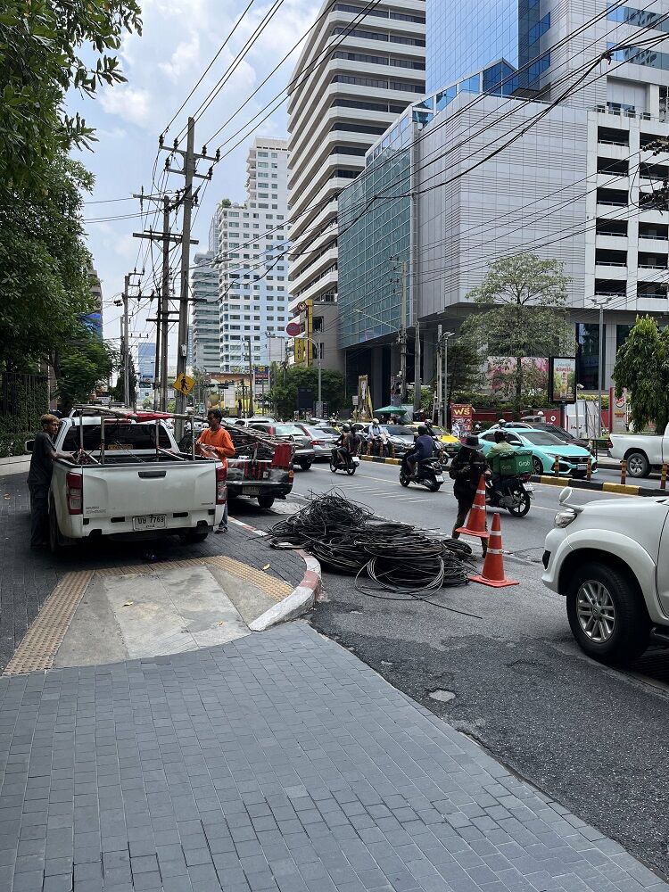 Bangkok's electrifying plan to bury cables sparks into life | News by Thaiger