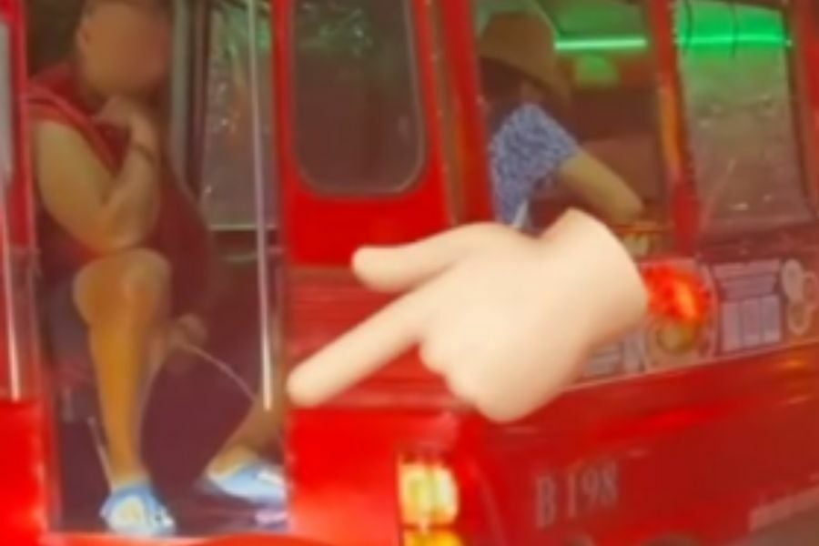 Foreign man caught urinating on tuk tuk amid traffic jam in Phuket