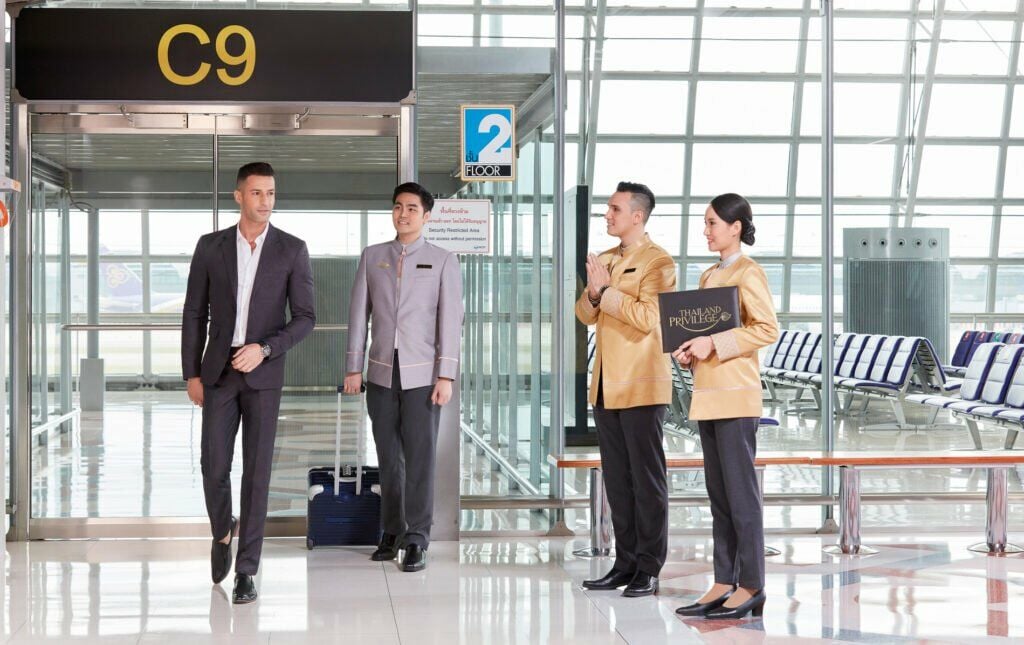 Image of the Thailand Elite employees assisting a member in the airport