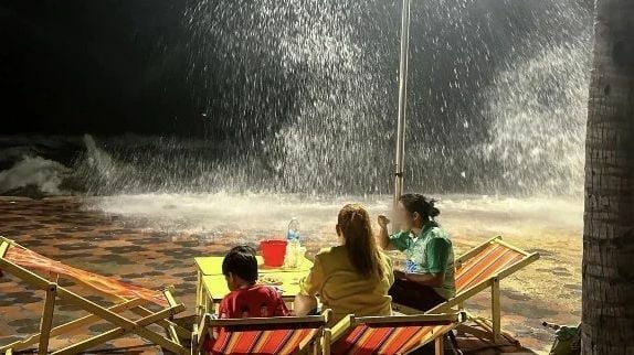 Heavy rain floods Bangsaen Beach, disrupting local businesses