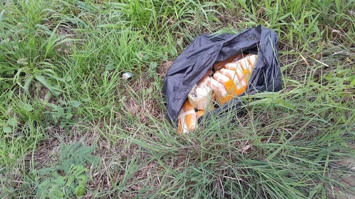 Khon Kaen residents find bag of 134,000 meth pills by roadside