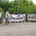 Residents squeal in protest as pig farm stinks up Chon Buri canal | Thaiger