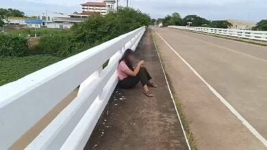 Heartbroken woman rescued from bridge in northeast Thailand