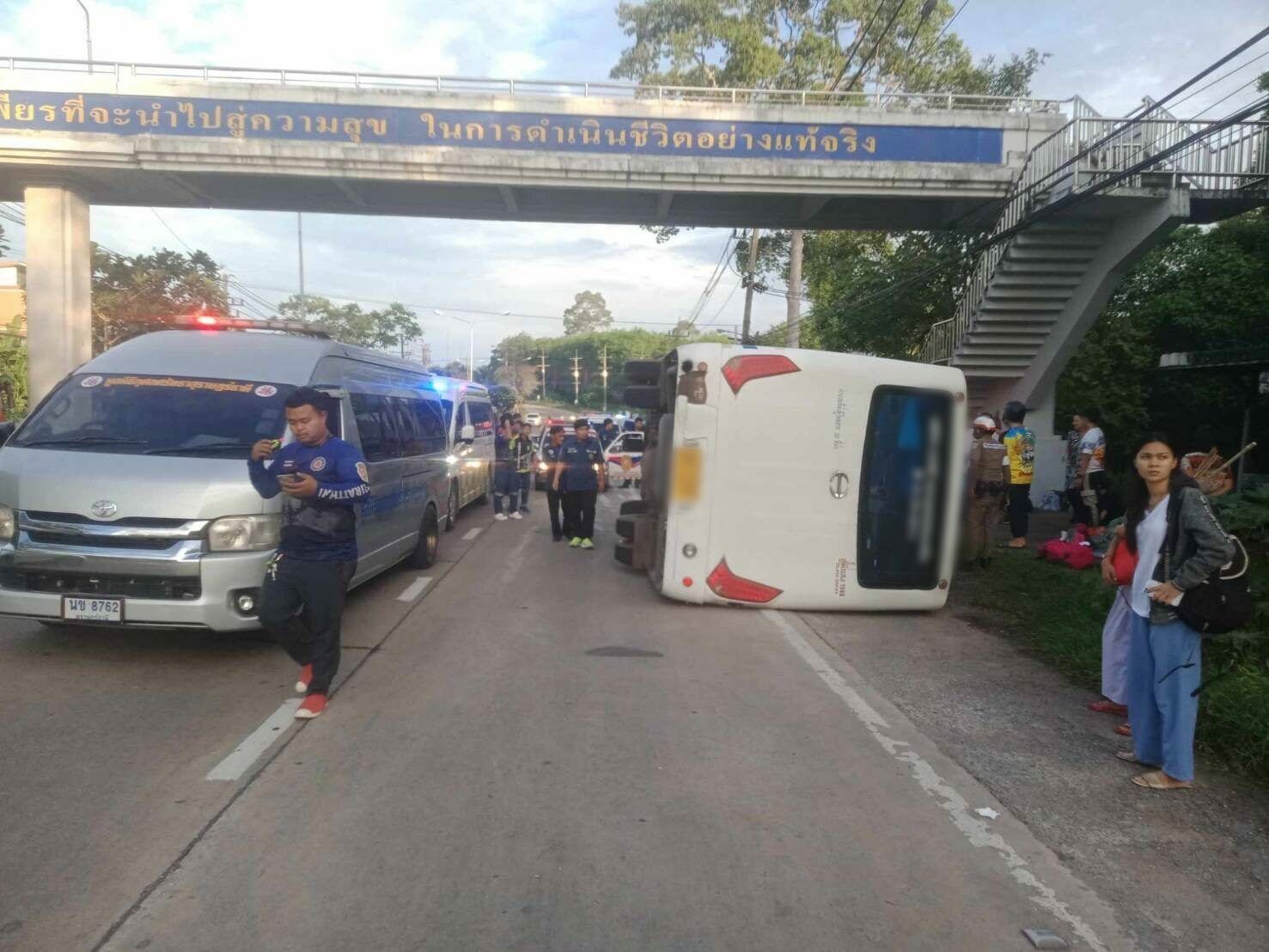 Minibus crash in Surat Thani injures ten foreign tourists | Thaiger