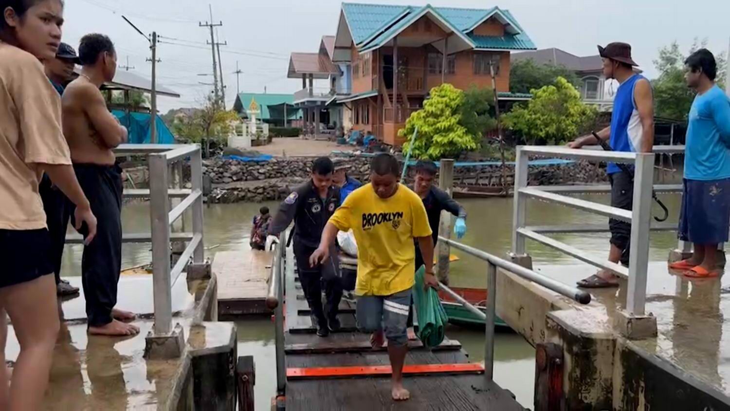 Man drowns in canal after footbridge slip in Samut Songkhram