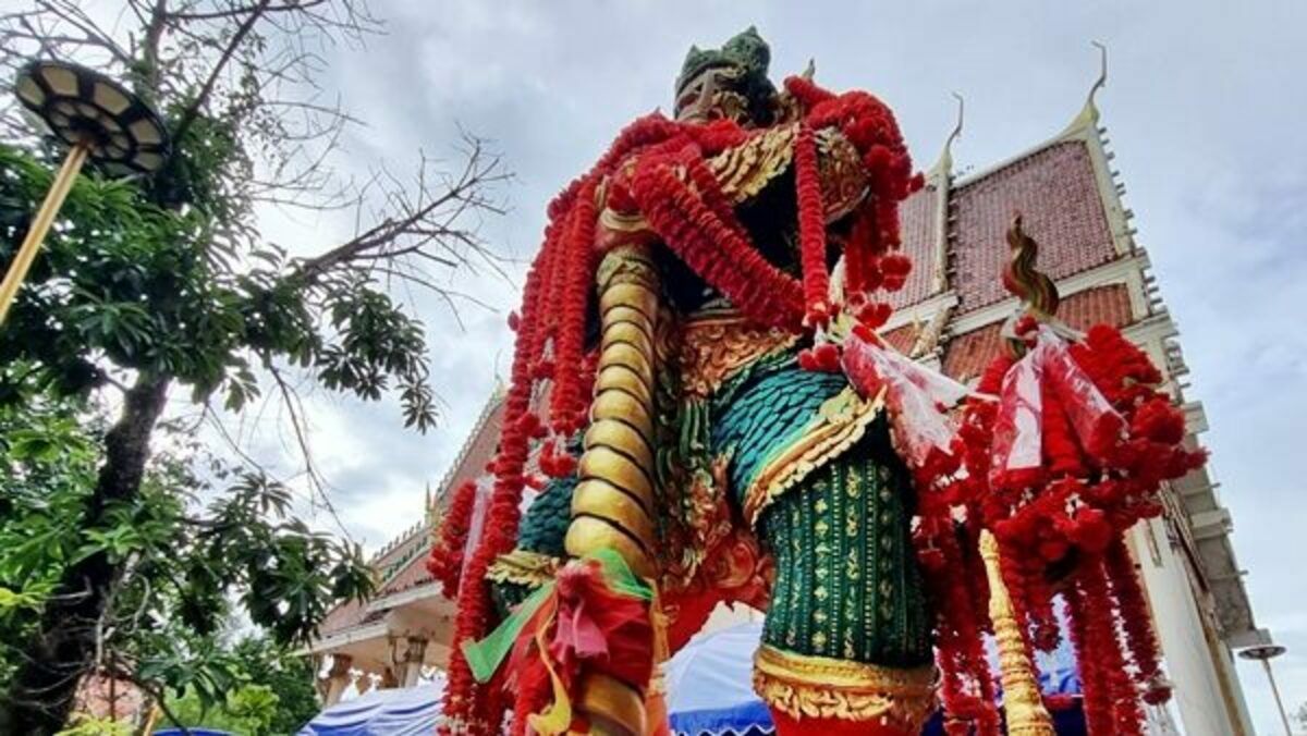 Prachinburi temple draws crowds with seashell art and lottery luck