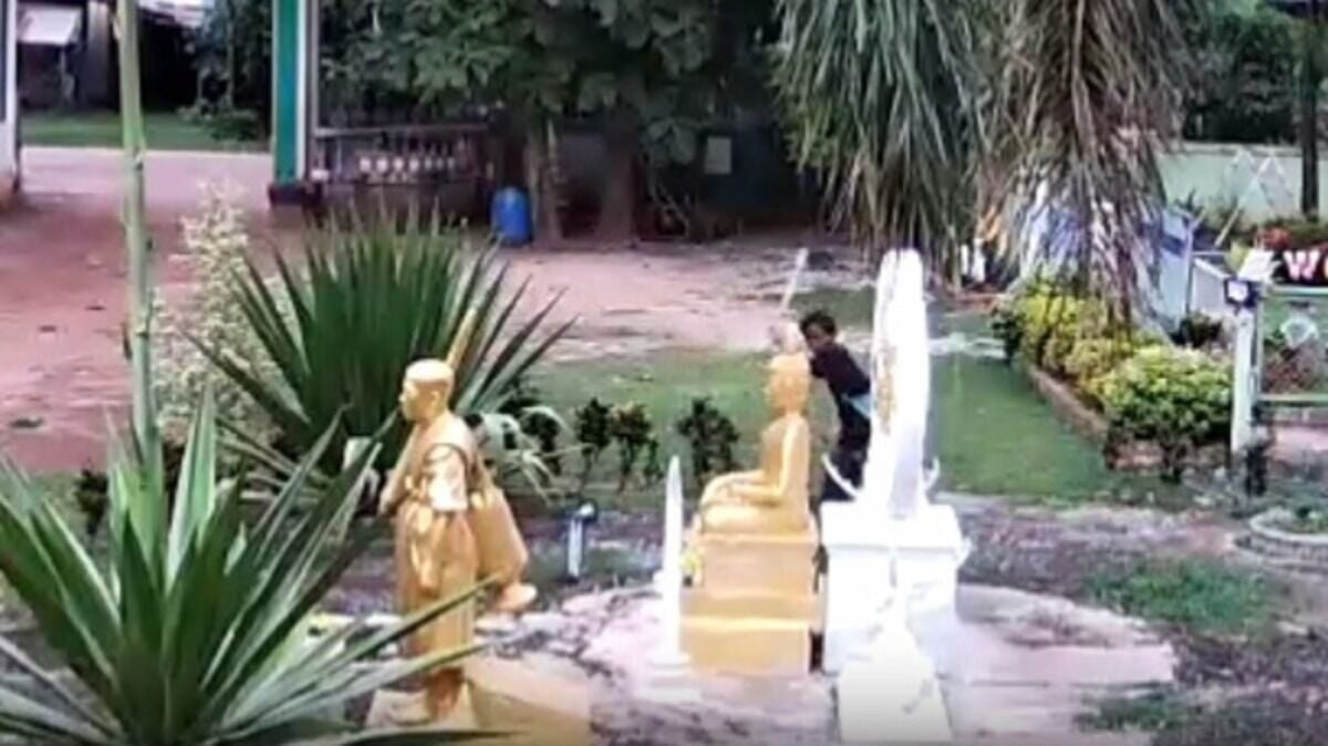 Thai man with hoe wreaks havoc in Udon Thani temple