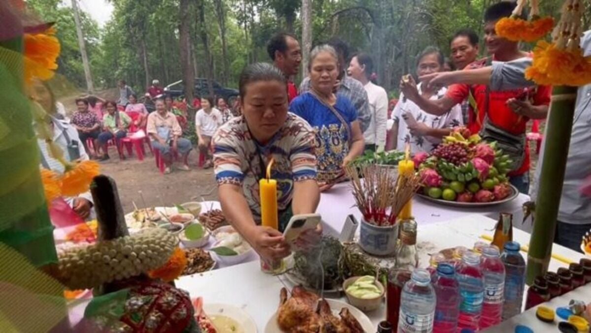 Villagers in Chai Nat seek blessings for good fortune