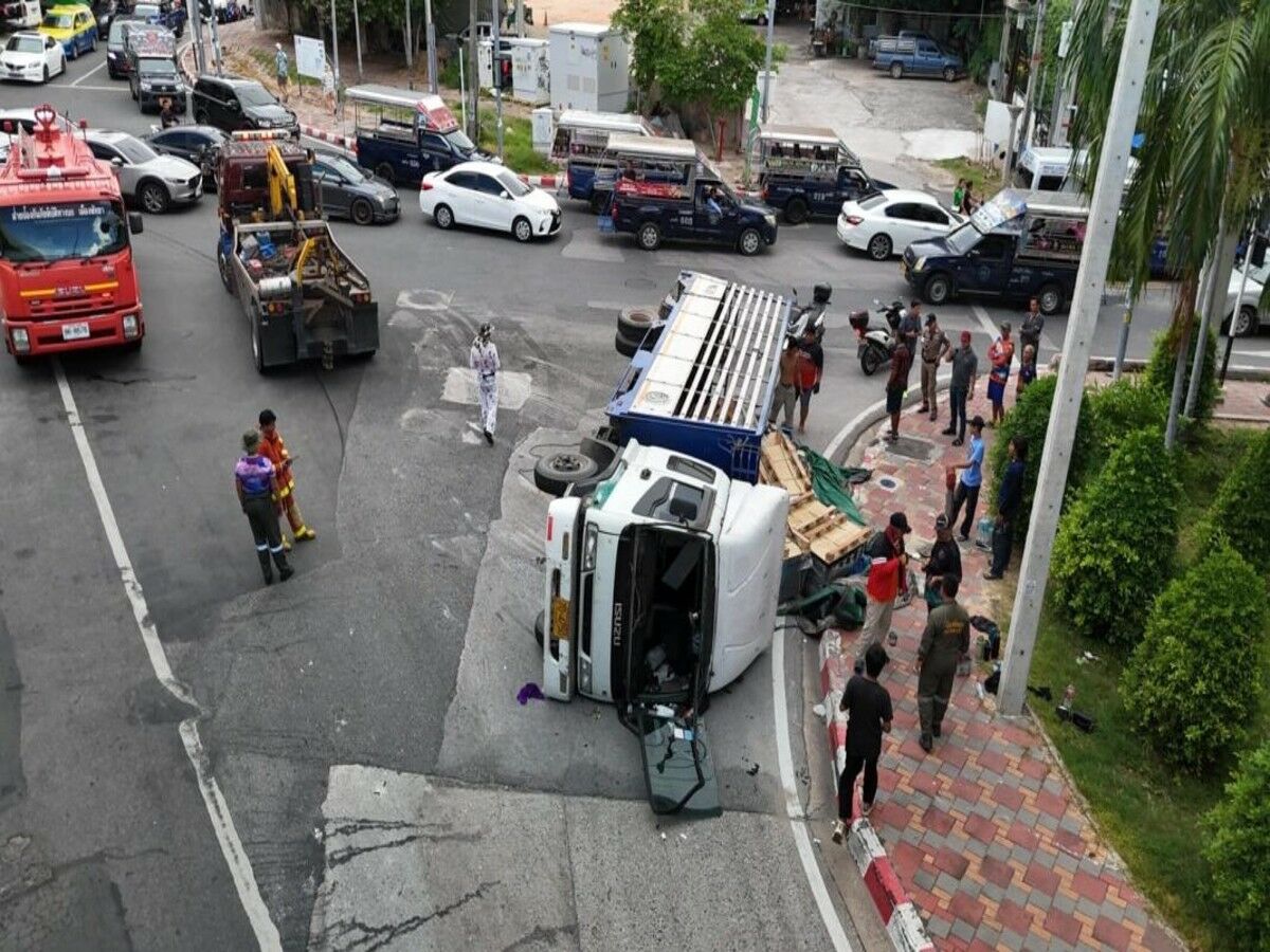 Truck overturns in Chon Buri, injures four due to brake failure