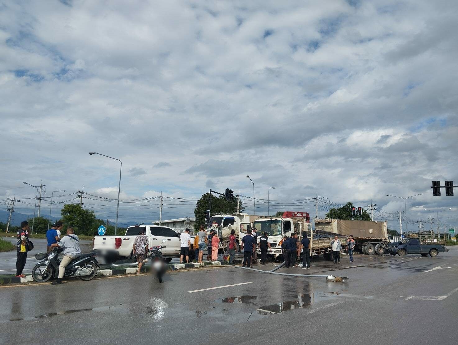 Multi-vehicle crash in Chiang Rai after truck runs red light