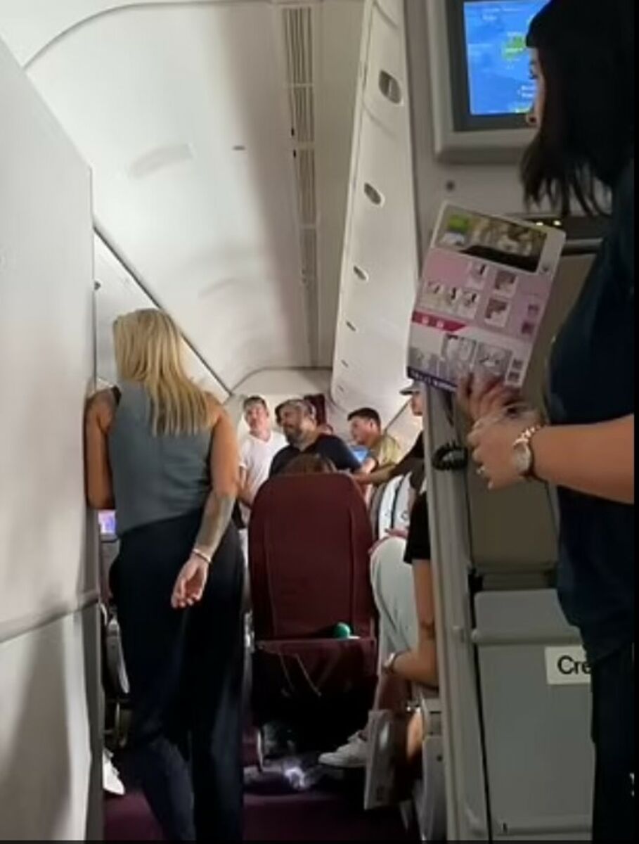 Passengers trapped on ‘sauna’ jet on London to Bangkok flight (video)