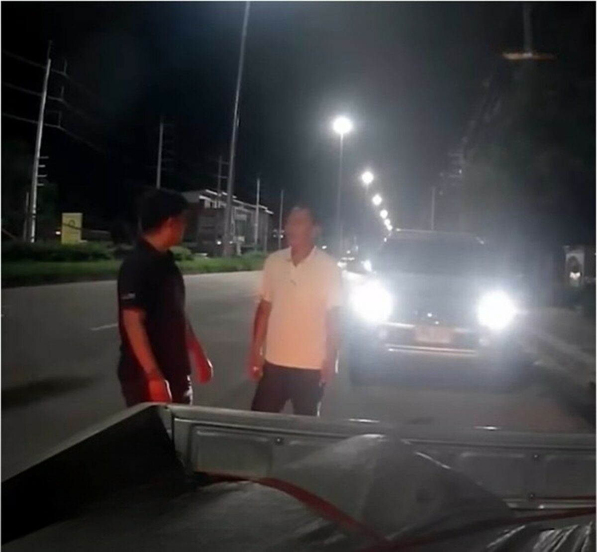 Road rage: Knife-wielding driver threatens man in Chiang Mai (video)