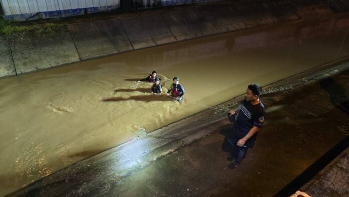 Big bike crashes in Chiang Mai, driver missing, one shoe found