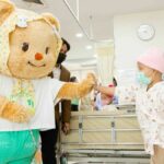 Butterbear brings joy to children battling cancer at Siriraj Hospital | Thaiger