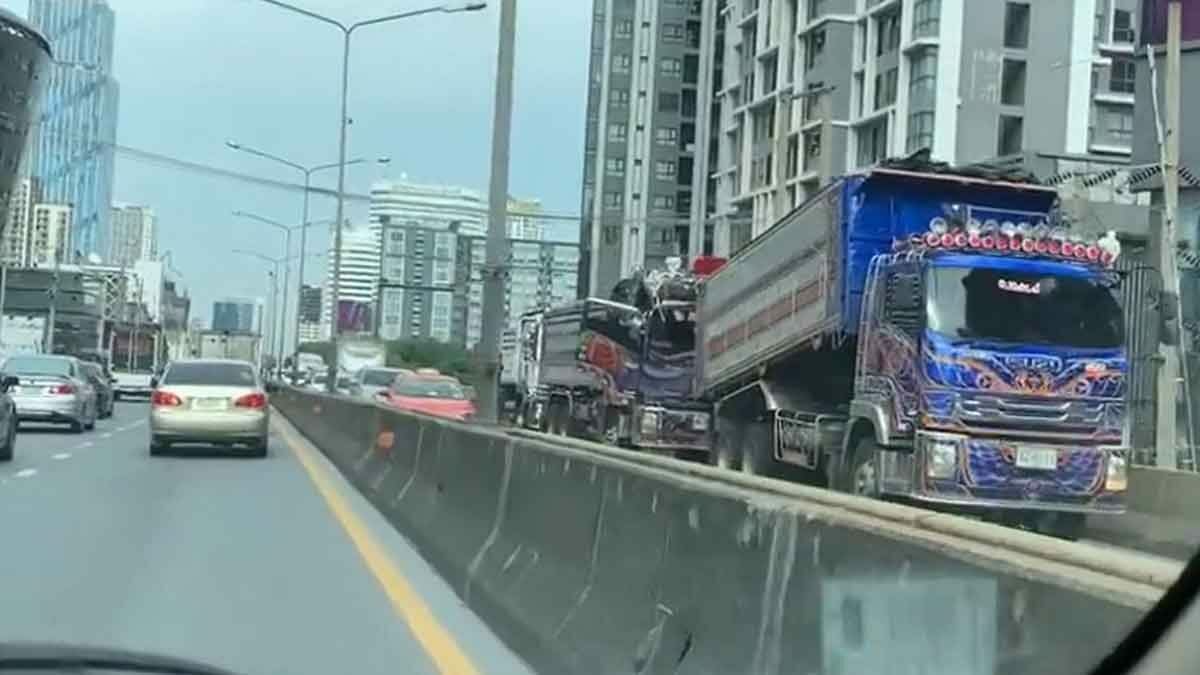 Trucks run out of fuel, causing major traffic on Rama IX overpass