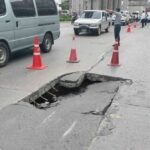 Sinkhole in Lak Si district disrupts traffic near Ministry of Justice | Thaiger