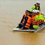 Rescue team saves men trapped in flooded pigsty in Lampang | Thaiger