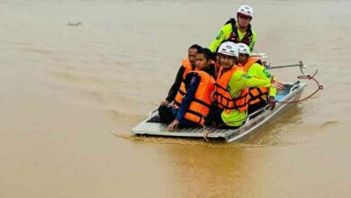 Rescue team saves men trapped in flooded pigsty in Lampang