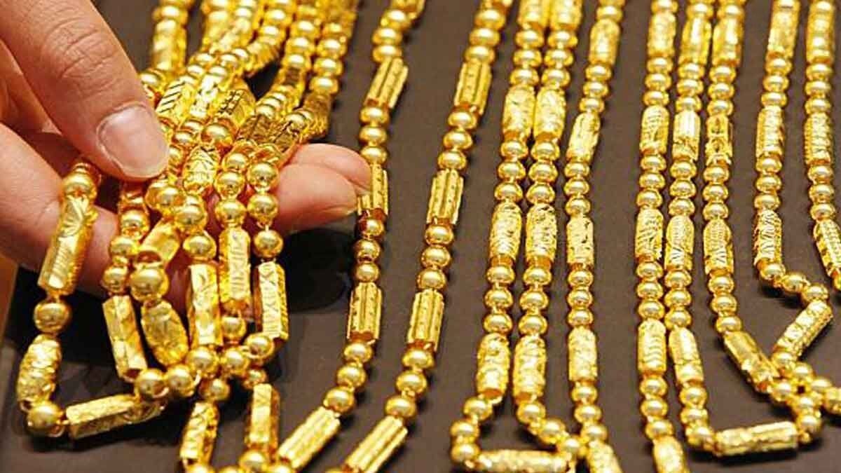 Gold prices drop, prompting quick action from buyers