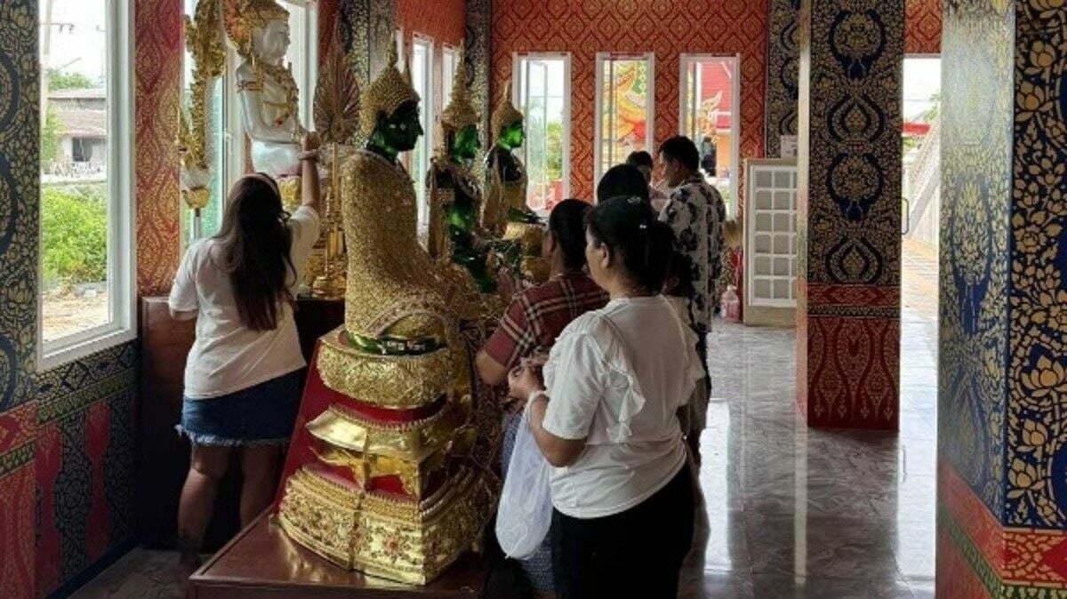 Residents seek blessings at Suphan Buri temple for lottery luck