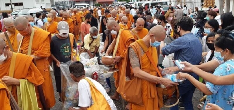 Villagers flock to Pattaya for blessed amulets from revered monk