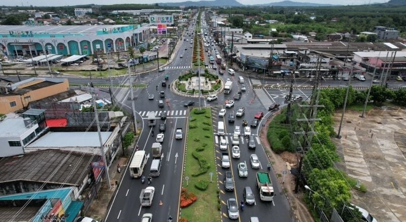 Phuket motorists disrupted by Heroines Underpass pole relocation