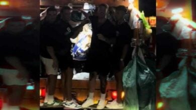 Australian tourists help collect rubbish on Koh Samui (video)