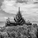 Photo of tourist at Thai temple sparks online debate | Thaiger