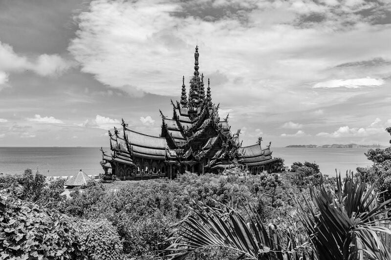 Photo of tourist at Thai temple sparks online debate